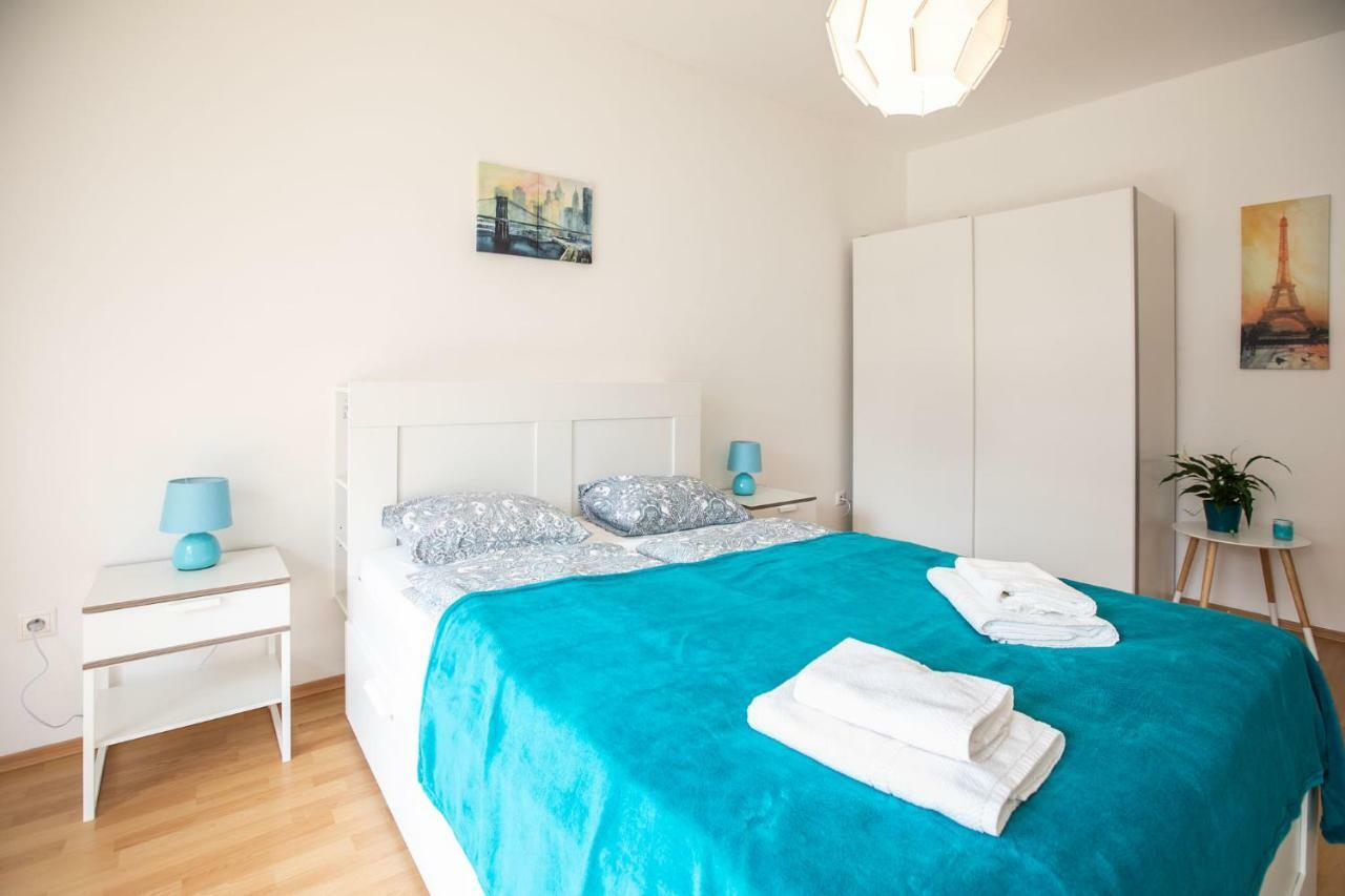Spacious Apartment In The Old Town Of Bratislava Luaran gambar