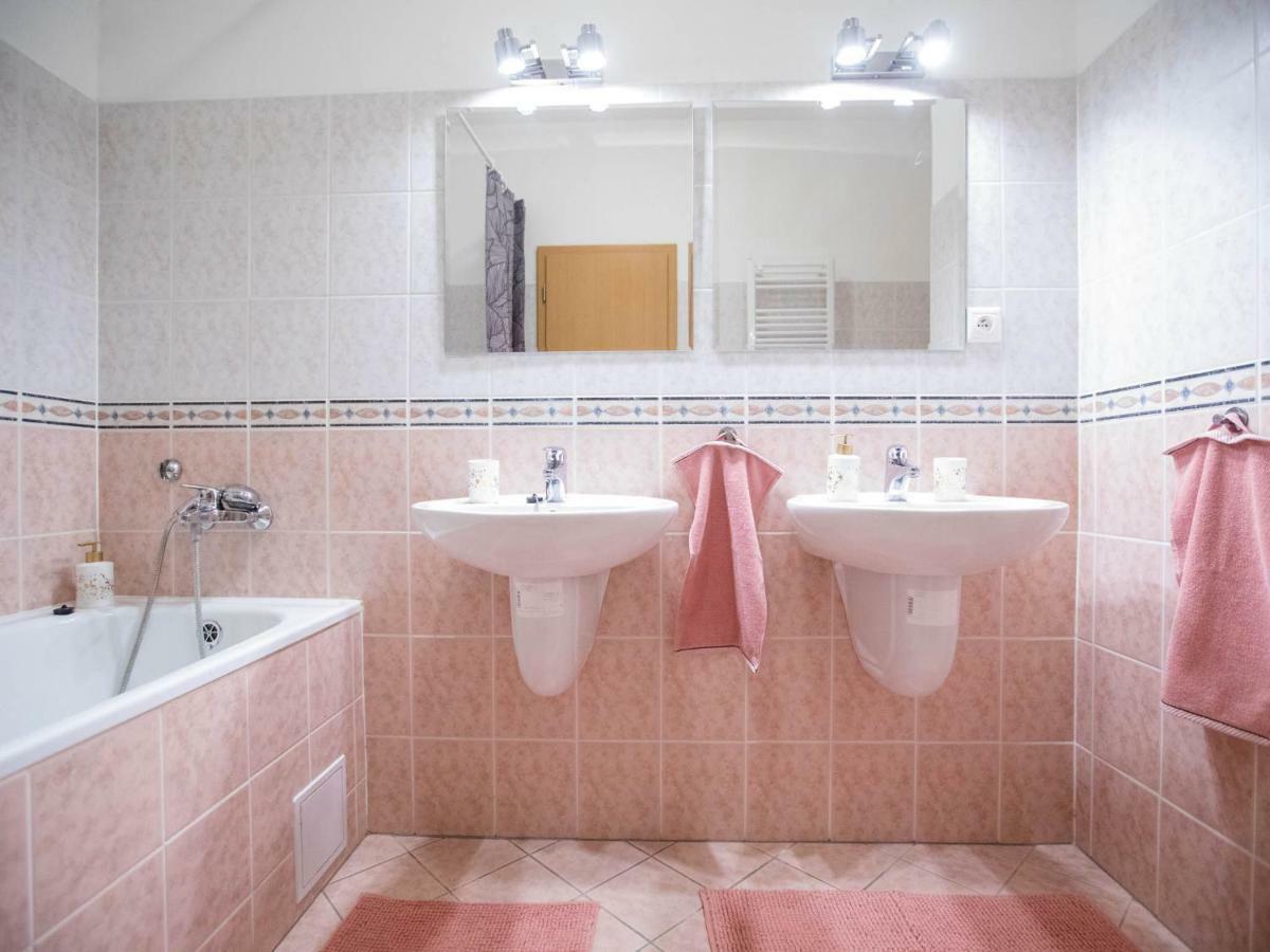 Spacious Apartment In The Old Town Of Bratislava Luaran gambar