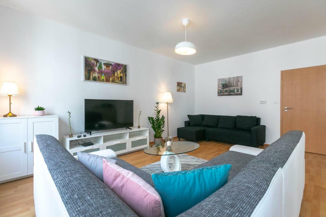 Spacious Apartment In The Old Town Of Bratislava Luaran gambar